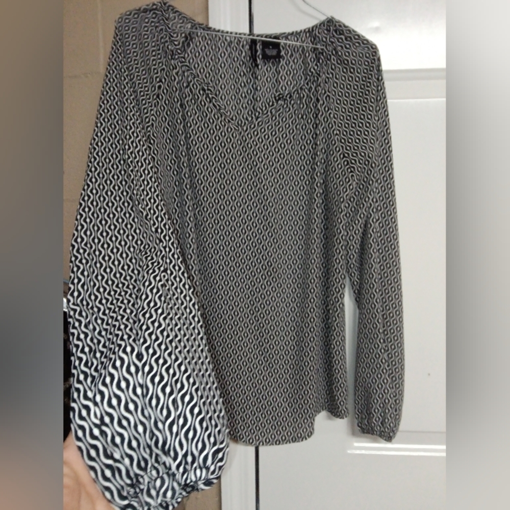 ✨ New Directions Black and White Patterned Long Sleeve Top Size Small 19"Pit